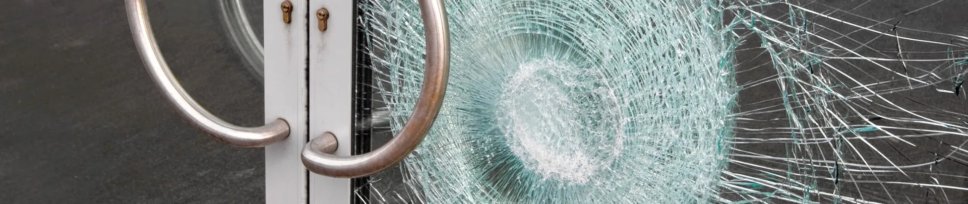 Kapotte ruit van een bedrijfsdeur