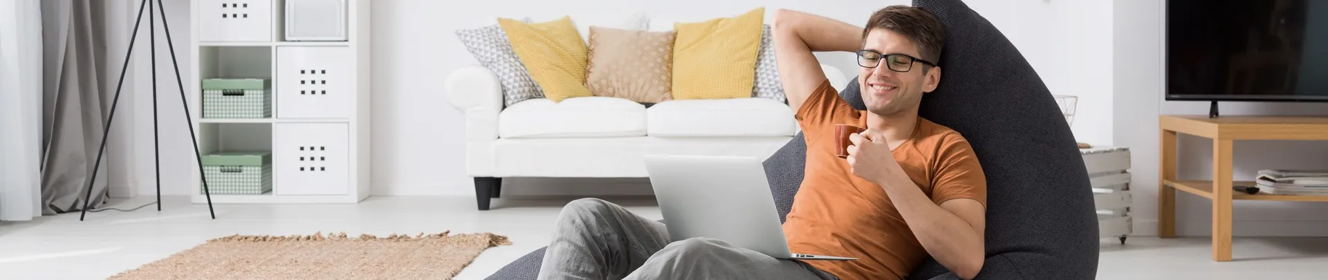 Man in stoel met laptop